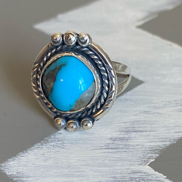 Vintage Native American Turquoise Sterling Silver Ring - Picture 2 of 12